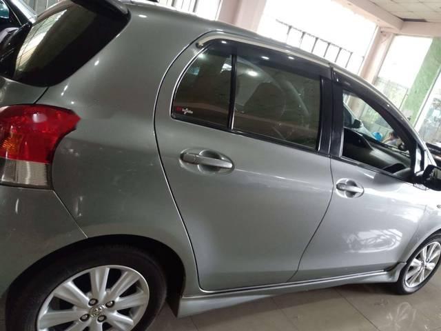 Toyota Yaris 2010 - Bán ô tô Toyota Yaris sản xuất năm 2010, màu bạc số tự động