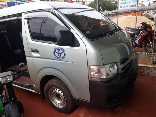 Toyota Hiace   2011 - Bán Toyota Hiace đời 2011, màu bạc chính chủ