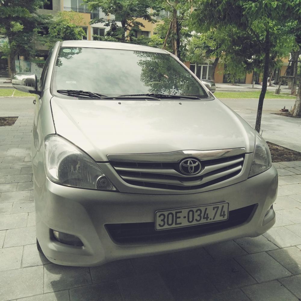 Toyota Innova G 2010 - Bán ô tô Toyota Innova G sản xuất năm 2010, màu bạc