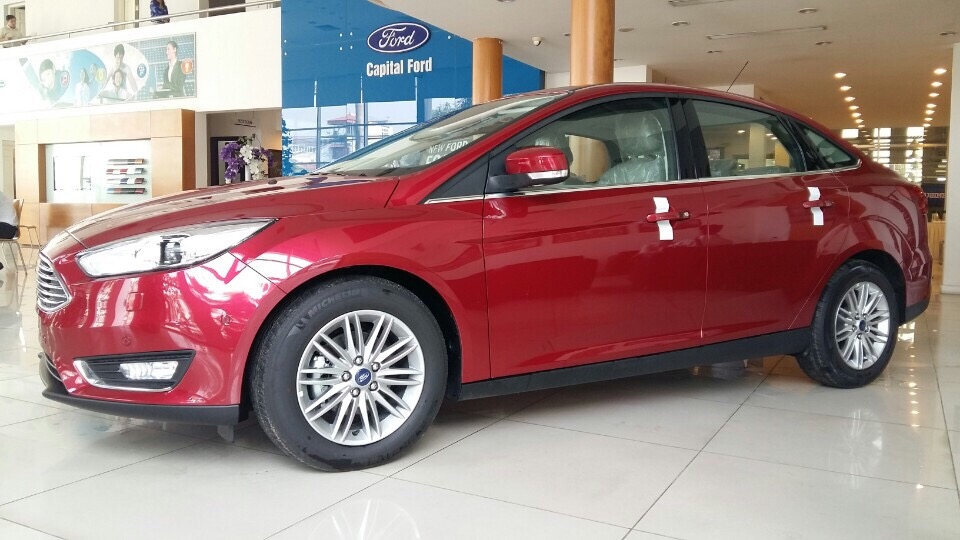 Ford Focus Titanium 2018 - Bán Focus Titanium cao cấp màu đỏ, trắng, xám, giao ngay tại Hà Giang, giá tốt, trả góp lãi thấp LH: 0941921742