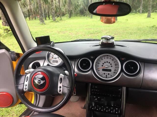 Mini Cooper   2004 - Cần bán lại xe Mini Cooper đời 2004, màu vàng