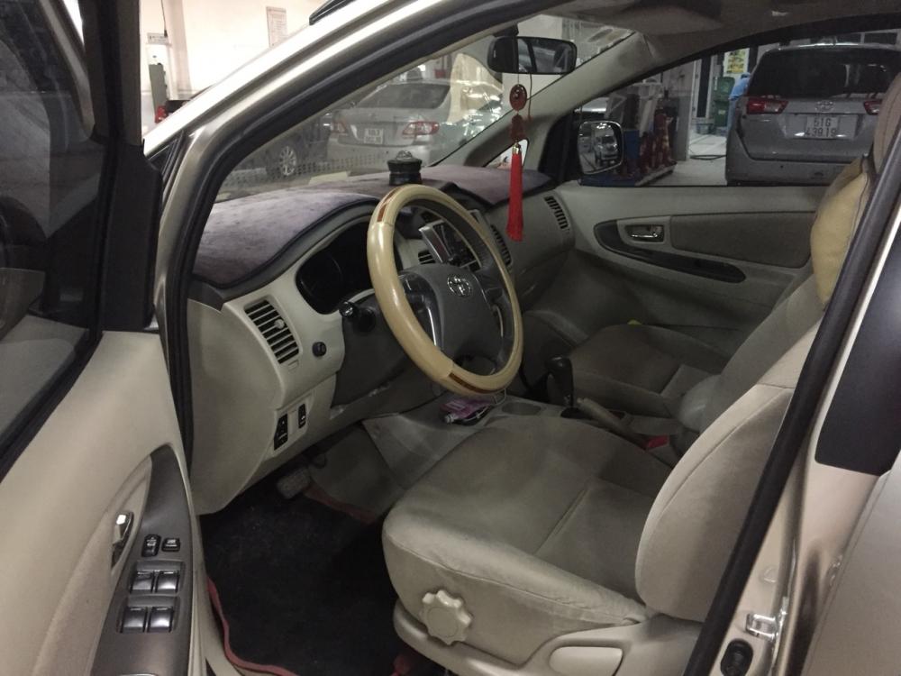 Toyota Innova 2015 - Bán Innova số tự động, đời 2015, màu nâu vàng, giá thương lượng