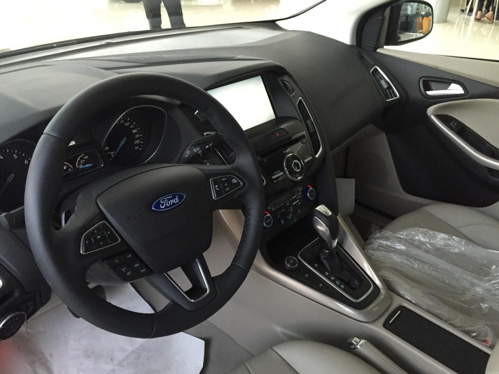 Ford Focus Titanium 2018 - Bán Focus Titanium cao cấp màu đỏ, trắng, xám, giao ngay tại Hà Giang, giá tốt, trả góp lãi thấp LH: 0941921742