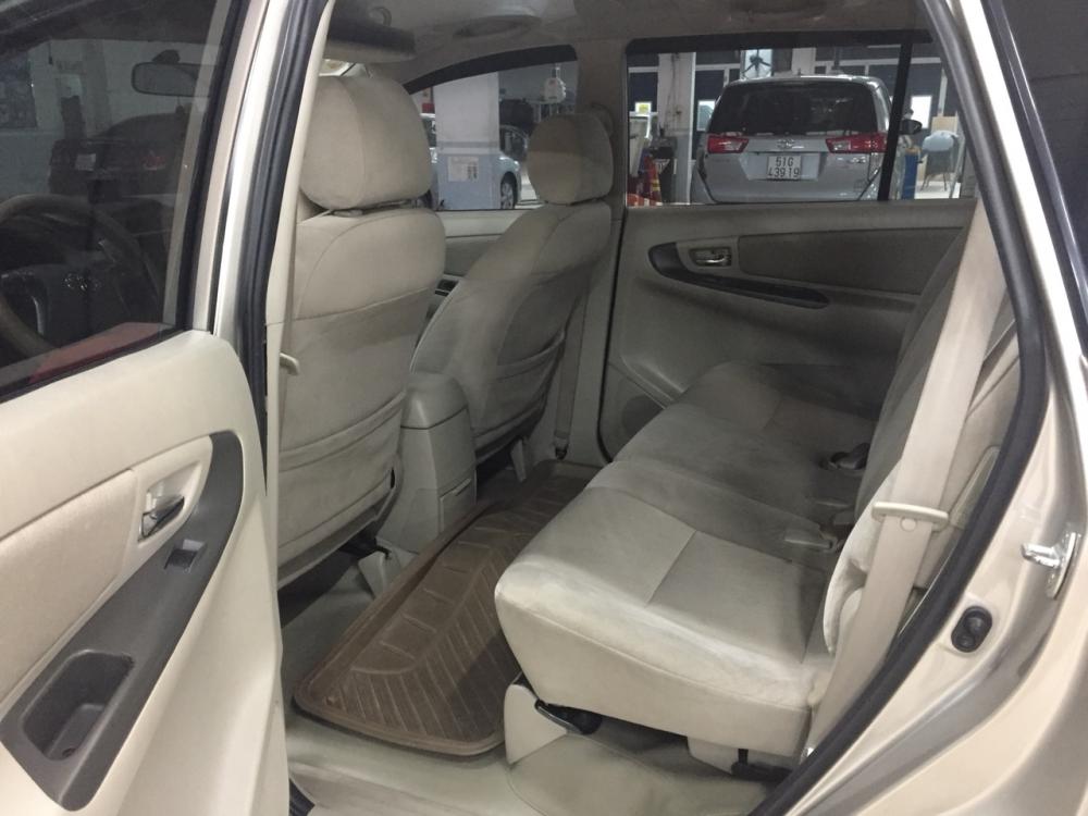 Toyota Innova 2015 - Bán Innova số tự động, đời 2015, màu nâu vàng, giá thương lượng