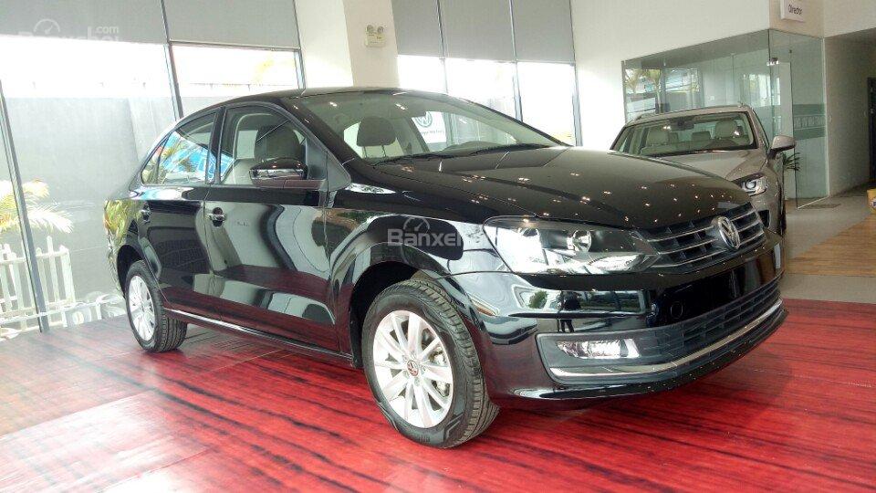 Volkswagen Polo 2016 - Bán xe Volkswagen Polo sản xuất năm 2015, màu đen, xe nhập