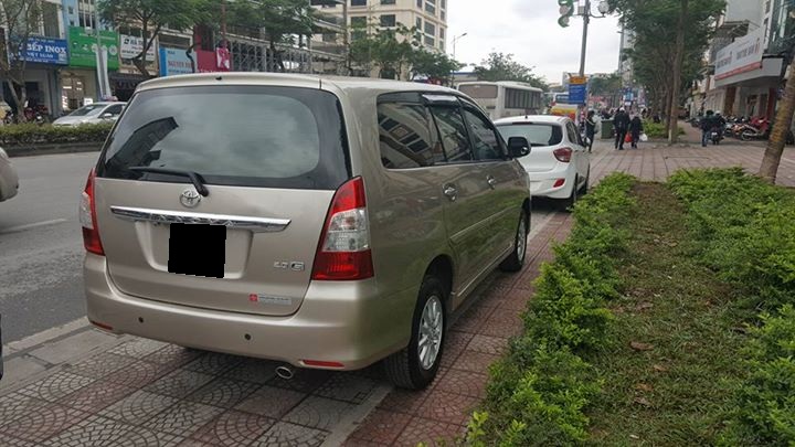 Toyota Innova G SR 2011 - Cần tiền bán Innova 2011 bản G, số sàn, màu vàng cát, zin cọp