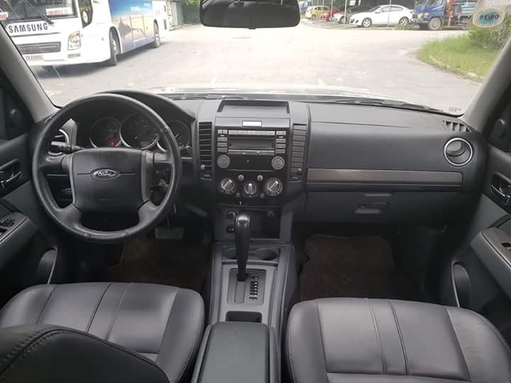 Ford Everest 2.5AT 2013 - Bán Ford Everest 2.5AT đời 2013, màu hồng