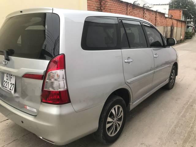 Toyota Innova E 2015 - Cần bán lại xe Toyota Innova E sản xuất 2015, màu bạc xe gia đình