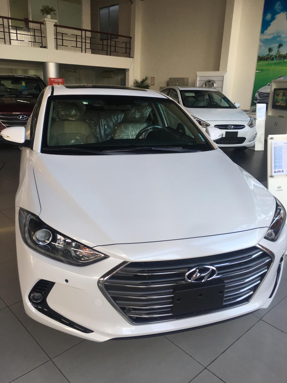 Hyundai Elantra 2.0 2018 - Bán xe Hyundai Elantra 1.6,2.0 có sẵn giao ngay, giảm tiền mặt kèm quà tặng