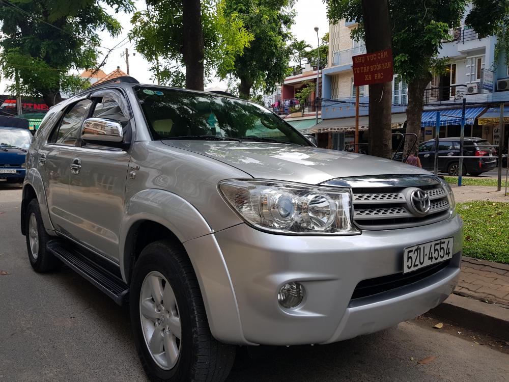 Toyota Fortuner G 2009 - Bán Toyota Fortuner Diesel 2.5 G sản xuất 2009 MT, màu ghi-bạc, gia đình sử dụng mới 98%