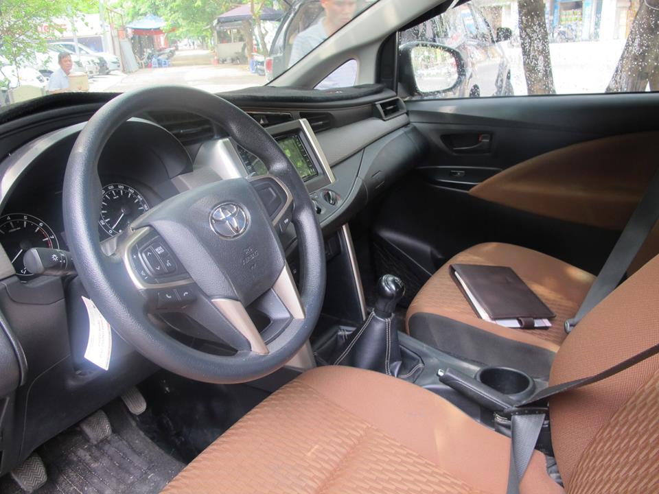 Toyota Innova 2.0E 2017 - Bán Toyota Innova 2.0E năm 2017, màu xám (ghi)