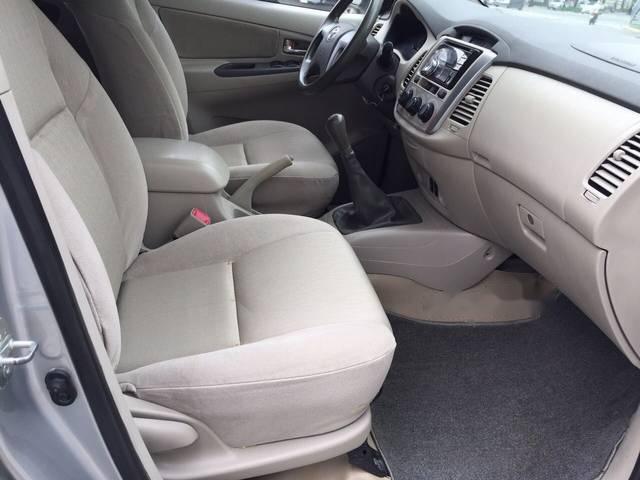 Toyota Innova   E MT 2015 - Bán Toyota Innova số sàn, 7 chỗ, Đk 2015 chính chủ sử dụng từ đầu, màu ghi bạc, biển Hà Nội