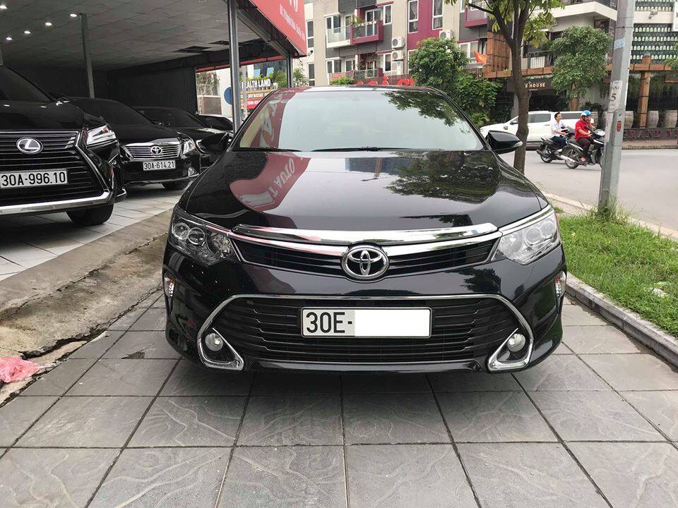 Toyota Camry 2.0E 2017 - Cần bán lại xe Toyota Camry 2017, form 2018