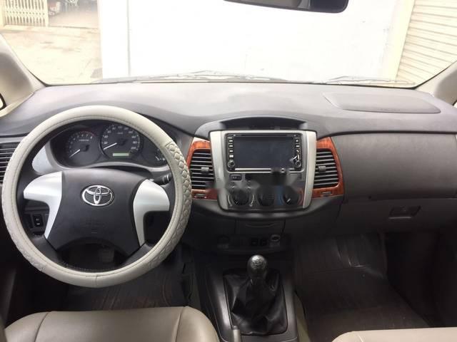 Toyota Innova   E  MT 2013 - Bán xe Toyota Innova E 2013 số sàn, màu bạc zin, xe đi được 93.000 km