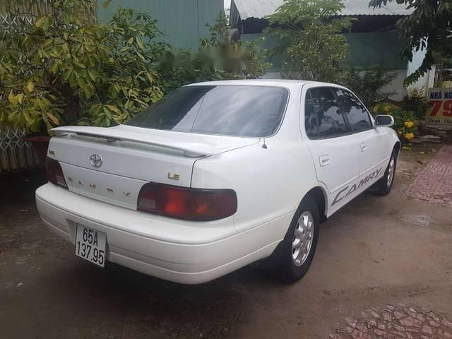 Toyota Camry  LE 2.2 1995 - Bán Toyota Camry LE 2.2 1995, màu trắng, giá tốt