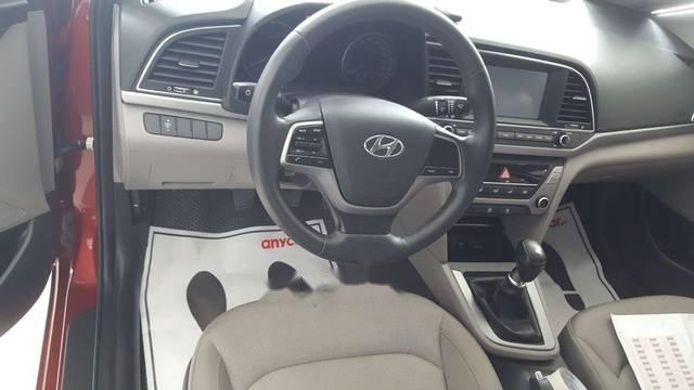 Hyundai Elantra 2017 - Cần bán lại xe Hyundai Elantra đời 2017, màu đỏ số sàn, giá 529tr