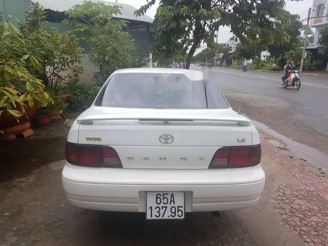 Toyota Camry  LE 2.2 1995 - Bán Toyota Camry LE 2.2 1995, màu trắng, giá tốt