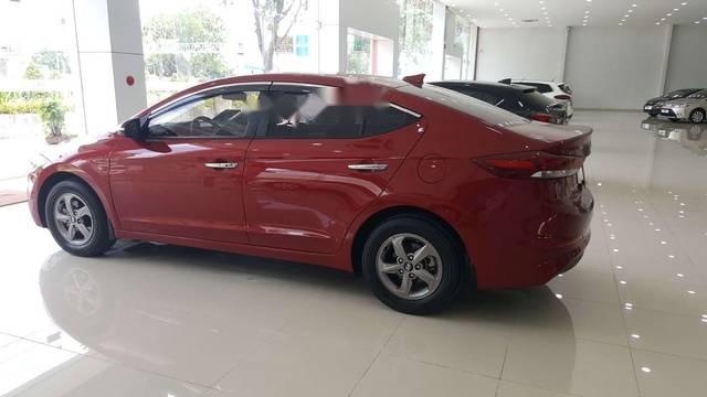 Hyundai Elantra 2017 - Cần bán lại xe Hyundai Elantra đời 2017, màu đỏ số sàn, giá 529tr