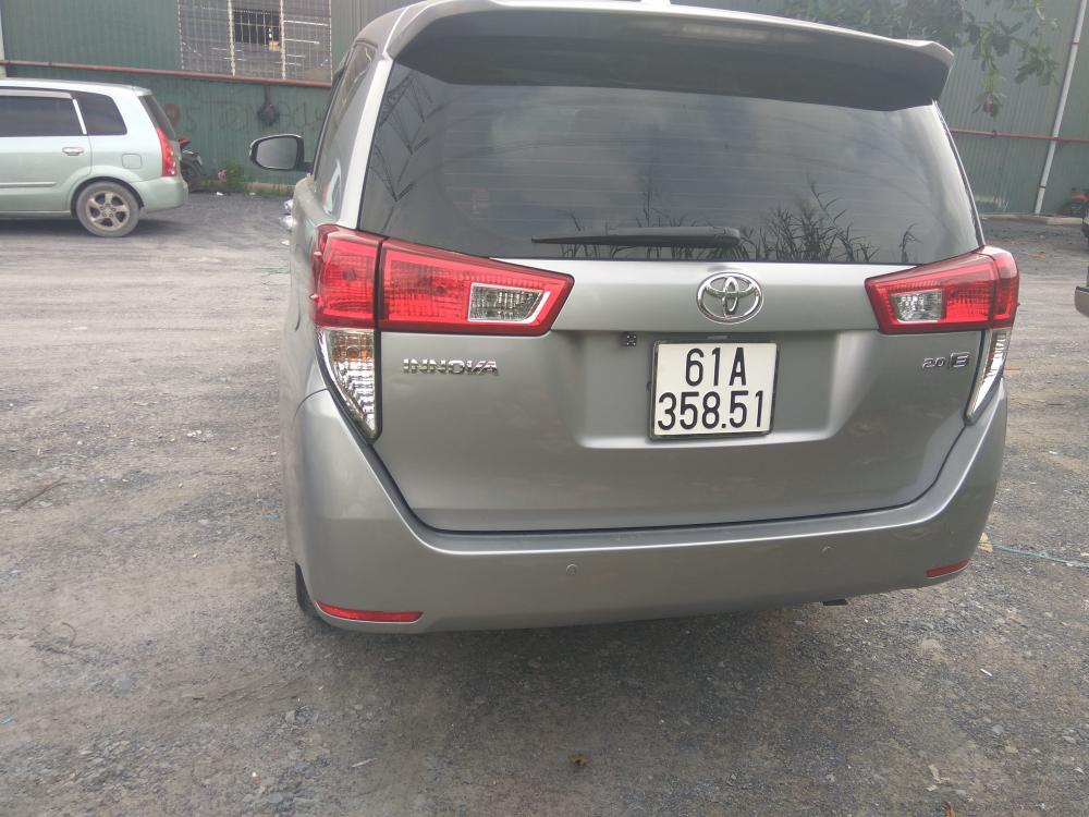 Toyota Innova 2.0E  MT 2017 - Bán ô tô Toyota Innova sản xuất năm 2017, màu xám bạc