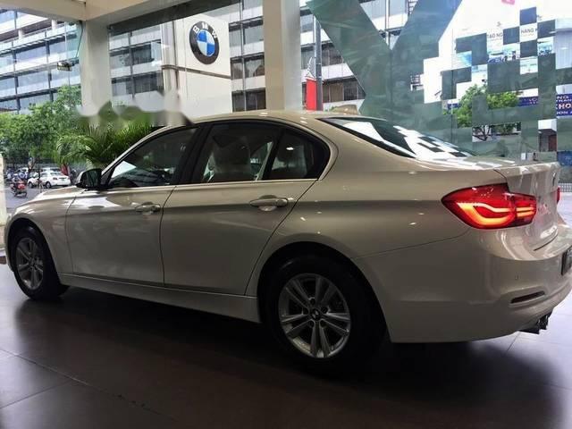 BMW 3 Series  320i  2018 - Cần bán gấp BMW 3 Series 320i năm sản xuất 2018, màu trắng, 300tr