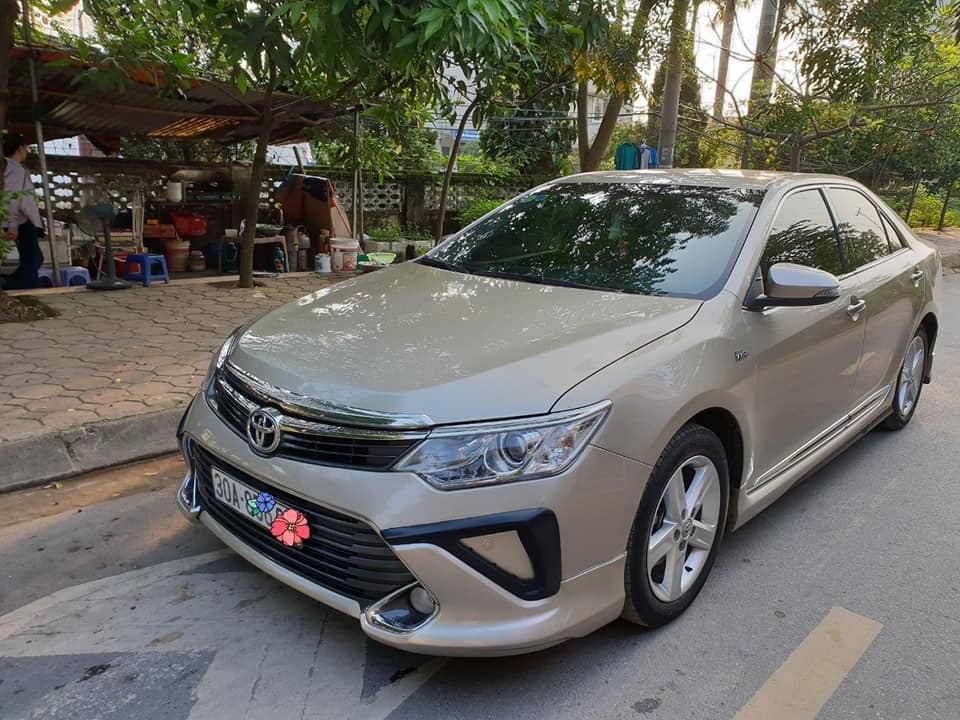 Toyota Camry Q 2015 - Bán xe Toyota Camry 2.5Q đời 2015 form mới, màu vàng cát