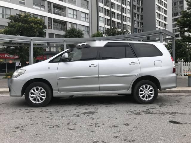 Toyota Innova   E MT 2015 - Bán Toyota Innova số sàn, 7 chỗ, Đk 2015 chính chủ sử dụng từ đầu, màu ghi bạc, biển Hà Nội