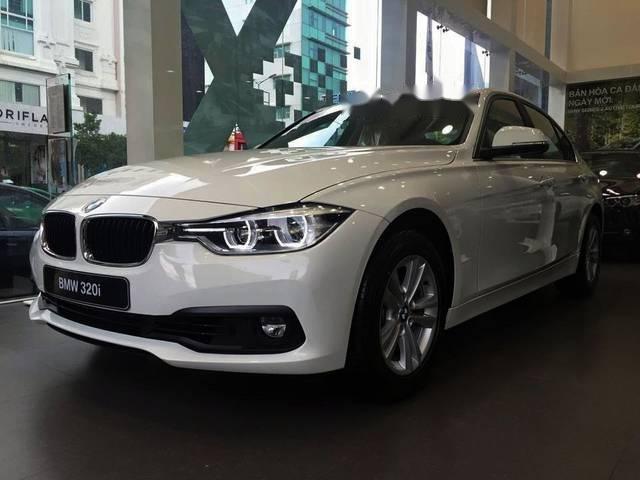 BMW 3 Series  320i  2018 - Cần bán gấp BMW 3 Series 320i năm sản xuất 2018, màu trắng, 300tr