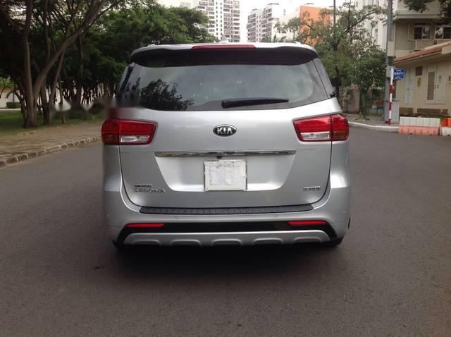 Kia Sedona 2016 - Cần bán lại xe Kia Sedona sản xuất năm 2016, màu bạc