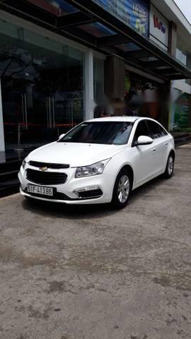 Chevrolet Cruze  LT 2016 - Cần bán lại xe Chevrolet Cruze LT đời 2016, màu trắng số sàn, giá 419tr