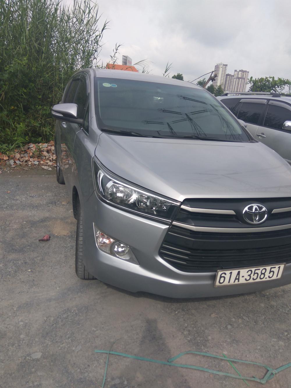 Toyota Innova 2.0E  MT 2017 - Bán ô tô Toyota Innova sản xuất năm 2017, màu xám bạc