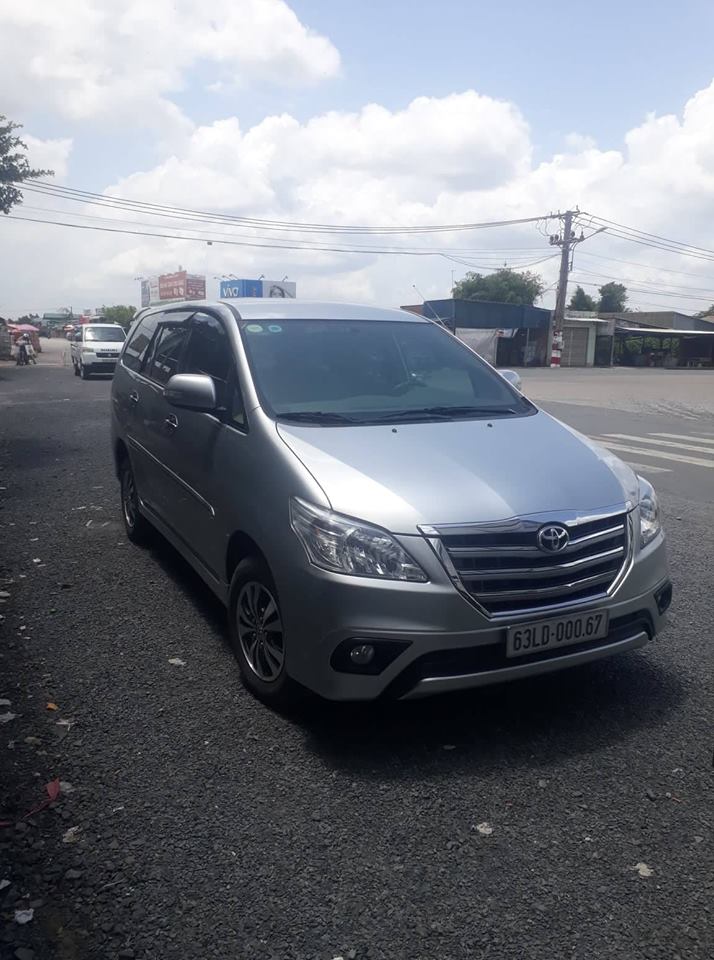 Toyota Innova V 2015 - Cần bán lại xe Toyota Innova V đời 2015, màu bạc  