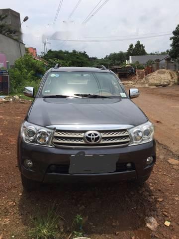 Toyota Fortuner   2010 - Cần bán Toyota Fortuner năm sản xuất 2010, màu xám xe gia đình,  