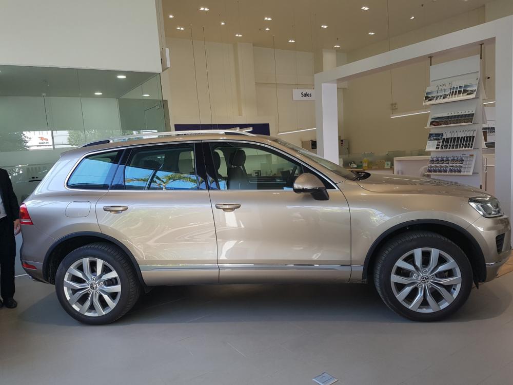 Volkswagen Touareg 2016 - Bán Volkswagen Touareg sản xuất 2016, màu vàng, nhập khẩu nguyên chiếc