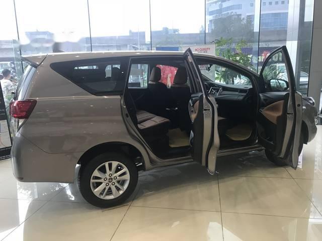 Toyota Innova 2018 - Bán xe Toyota Innova sản xuất 2018, màu bạc, giá tốt