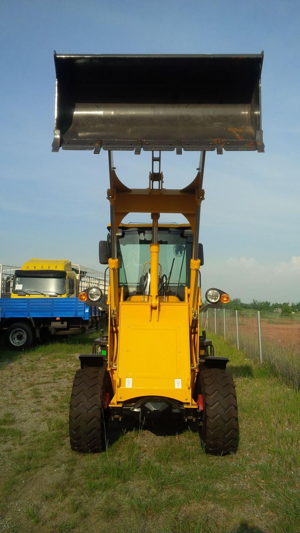 Xe tải 500kg - dưới 1 tấn 2018 - Bán và cho thuê máy xúc lật khu vực miền trung Quảng Nam, Đà Nẵng