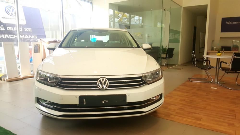 Volkswagen Passat 2018 - Cần bán Volkswagen Passat, màu trắng, xe Đức nhập khẩu