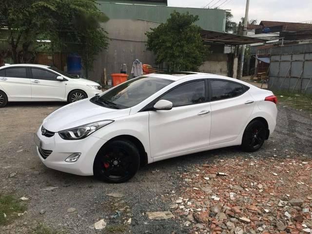 Hyundai Elantra AT 2014 - Bán ô tô Hyundai Elantra AT sản xuất 2014, màu trắng ít sử dụng 