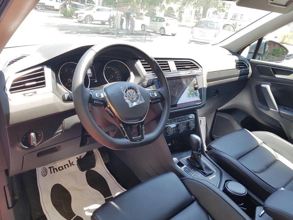 Volkswagen Tiguan 2018 - Bán xe Volkswagen Tiguan Allspace đời 2018, màu đen, xe nhập khẩu, có sẳn giao ngay