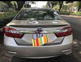 Toyota Camry 2.0 E  2013 - Cần bán xe Toyota Camry 2.0 E đời 2013, màu nâu, giá tốt