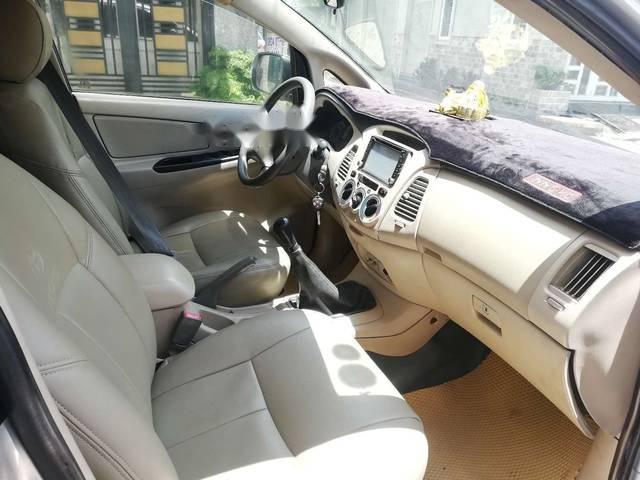 Toyota Innova 2010 - Xe Toyota Innova năm sản xuất 2010, màu bạc còn mới  