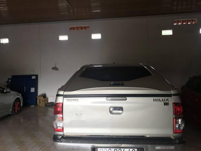 Toyota Hilux 2013 - Cần bán lại xe Toyota Hilux đời 2013, màu bạc 