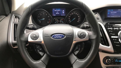 Ford Focus   2.0 AT  2013 - Cần bán gấp Ford Focus 2.0 AT năm 2013, màu trắng  