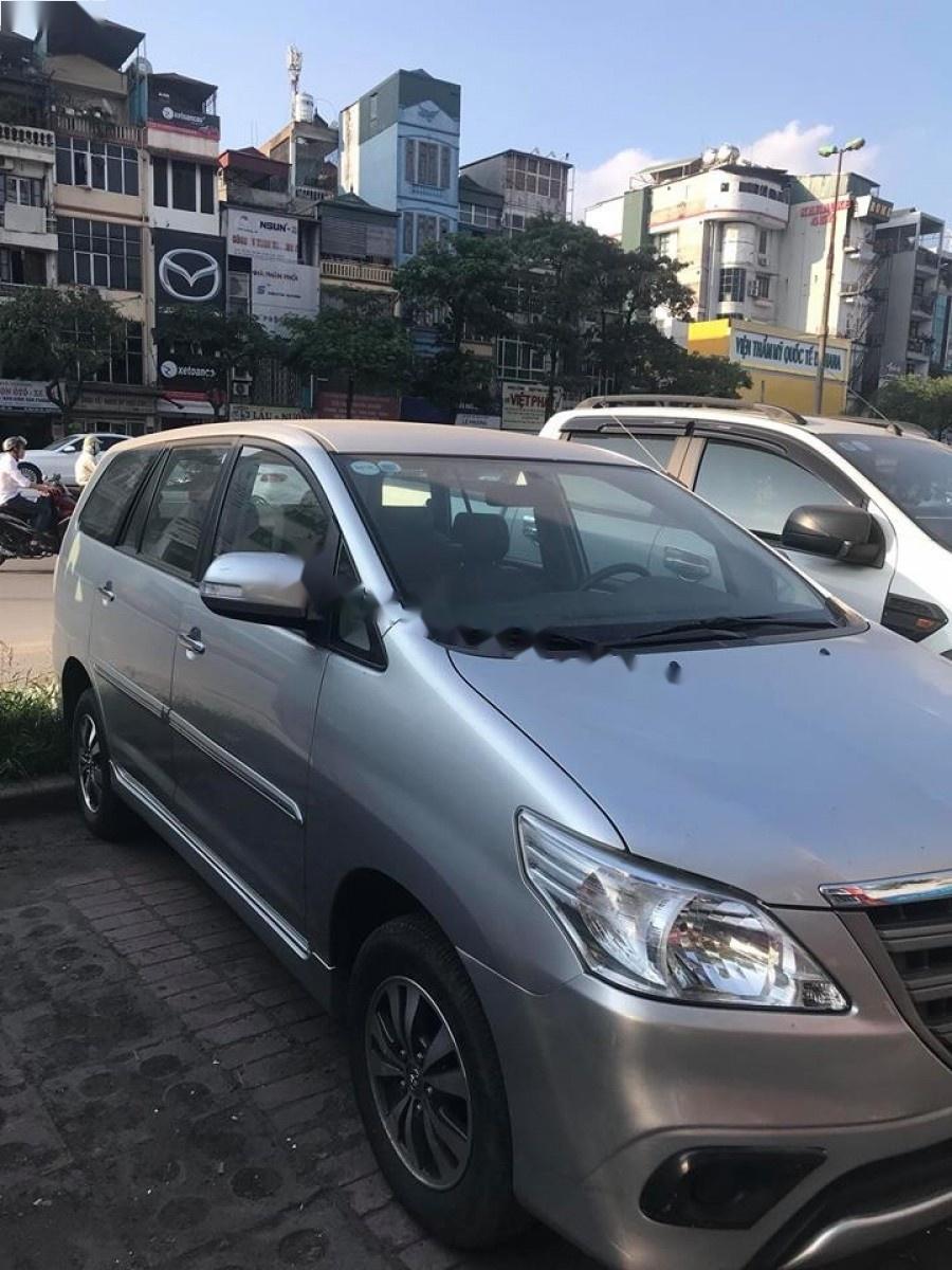 Toyota Innova 2.0E 2016 - Cần bán Toyota Innova 2.0E năm sản xuất 2016, màu bạc số sàn, giá tốt