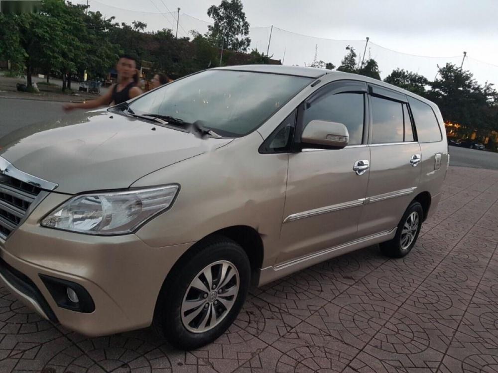 Toyota Innova 2.0E 2015 - Cần bán Toyota Innova 2.0E đời 2015, tư nhân chính chủ mới, chạy 4 vạn