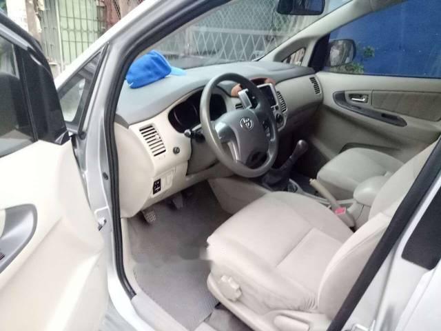 Toyota Innova 2015 - Bán Toyota Innova đời 2015, màu bạc, giá 568tr