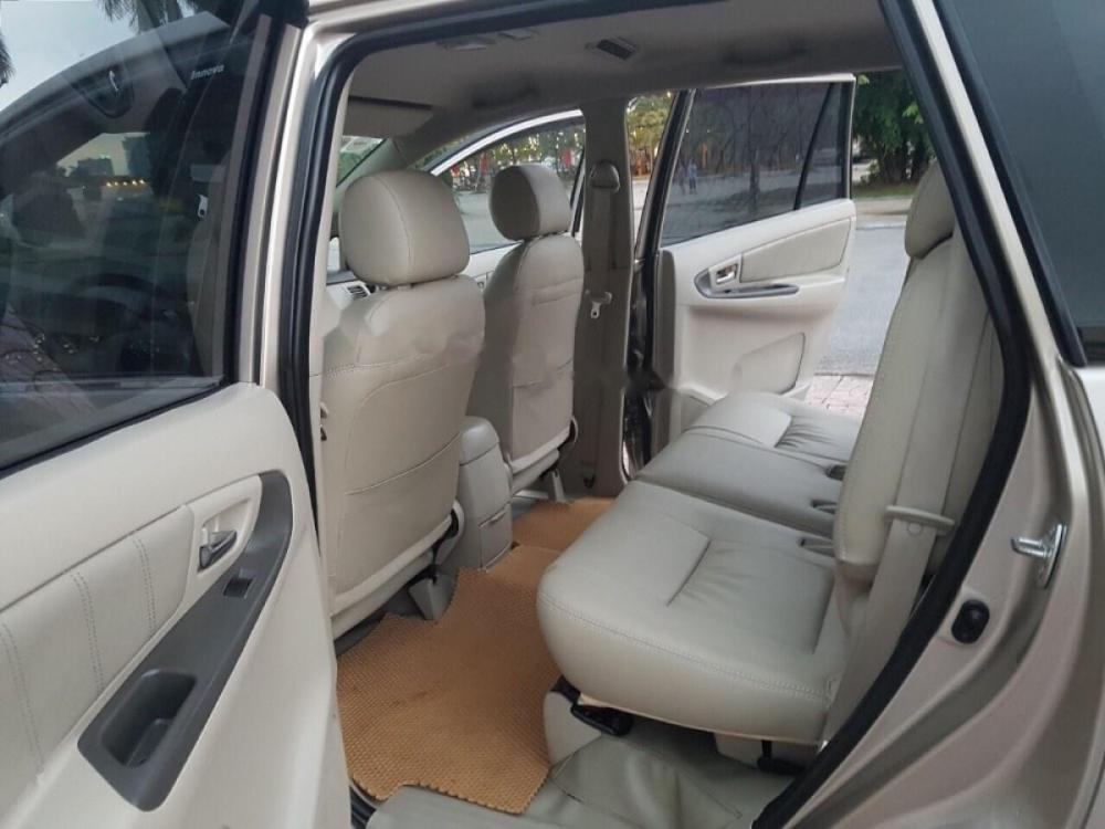 Toyota Innova 2.0E 2015 - Cần bán Toyota Innova 2.0E đời 2015, tư nhân chính chủ mới, chạy 4 vạn