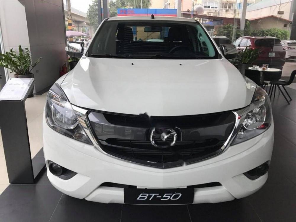 Mazda BT 50 2.2L 4x4 MT 2018 - Bán xe Mazda BT 50 2.2L 4x4 MT sản xuất năm 2018, màu trắng, nhập khẩu 