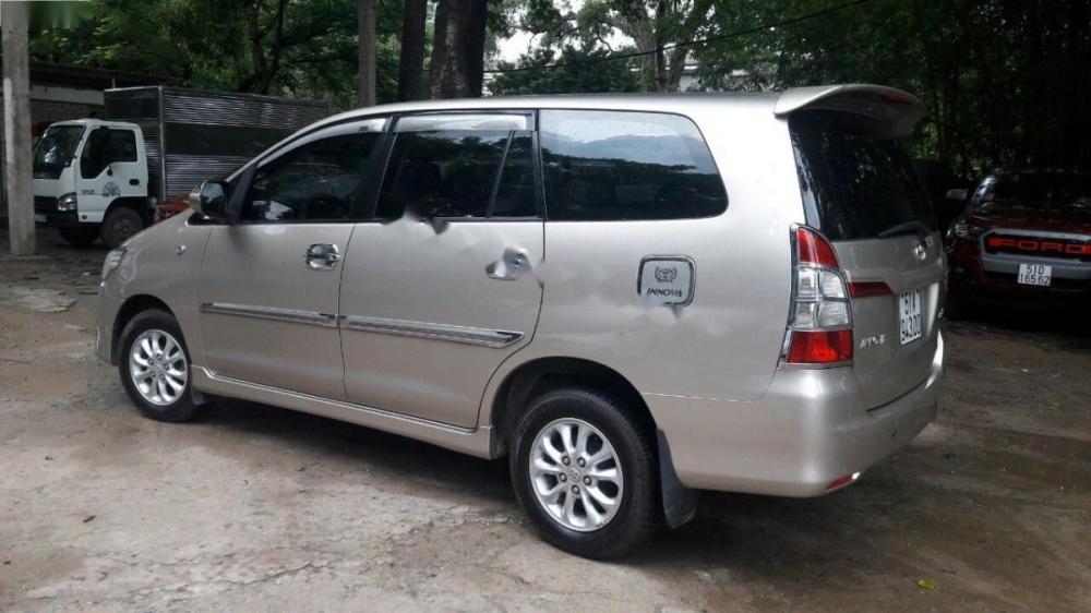 Toyota Innova 2.0E 2014 - Cần bán Toyota Innova 2.0E đời 2014, màu bạc 