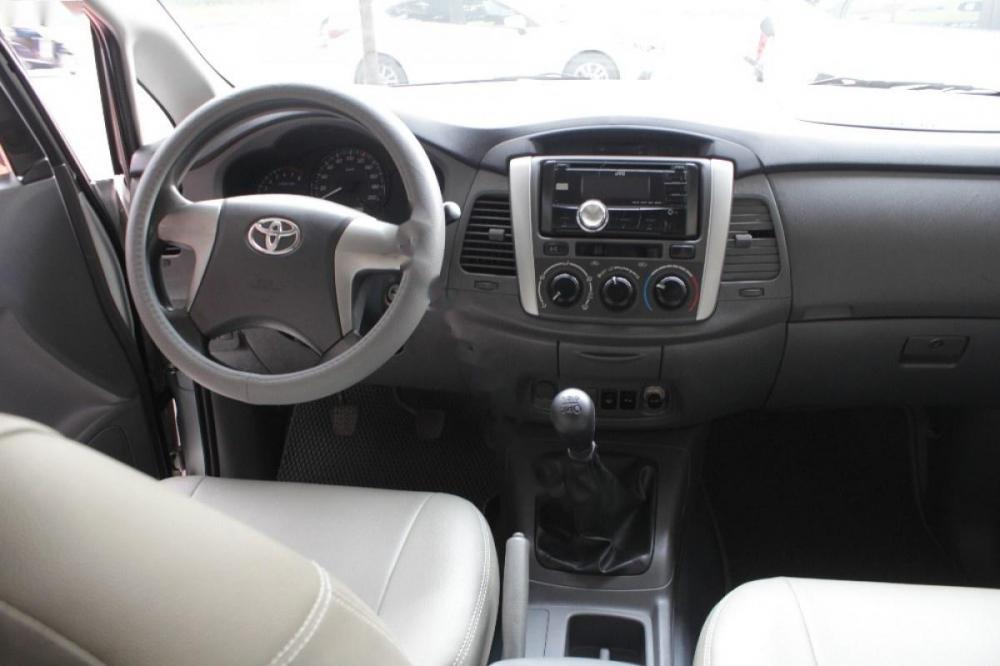Toyota Innova 2.0E 2013 - Bán xe Toyota Innova 2.0E năm sản xuất 2013, màu bạc số sàn giá cạnh tranh