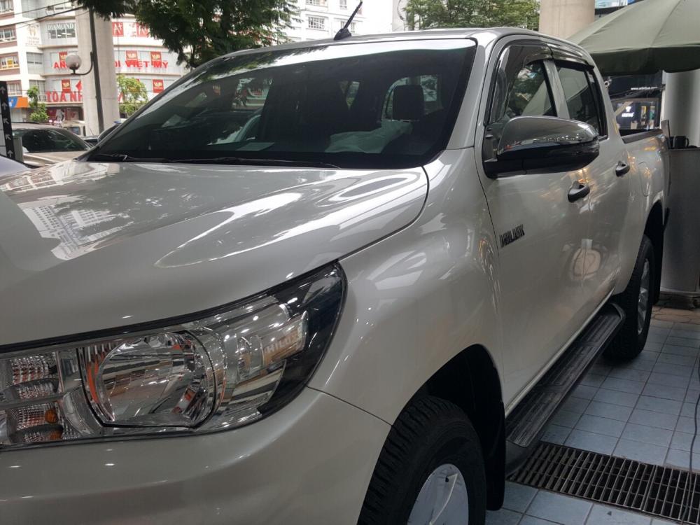 Toyota Hilux E (4x2) AT 2018 - Bán xe Toyota Hilux E(4x2) AT năm sản xuất 2018, màu trắng, nhập khẩu